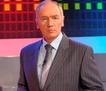 Od razu poznaliście tą twarz, którz nie rozbawia bardziej publiczności jak prezenter Familiady Karol Burger vel. Strausburger.