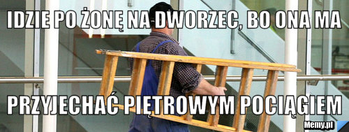 Idzie po żonę na dworzec, bo ona ma przyjechać piętrowym pociągiem