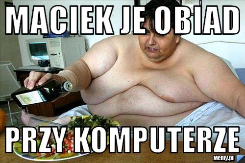 MACIEK JE OBIAD PRZY KOMPUTERZE